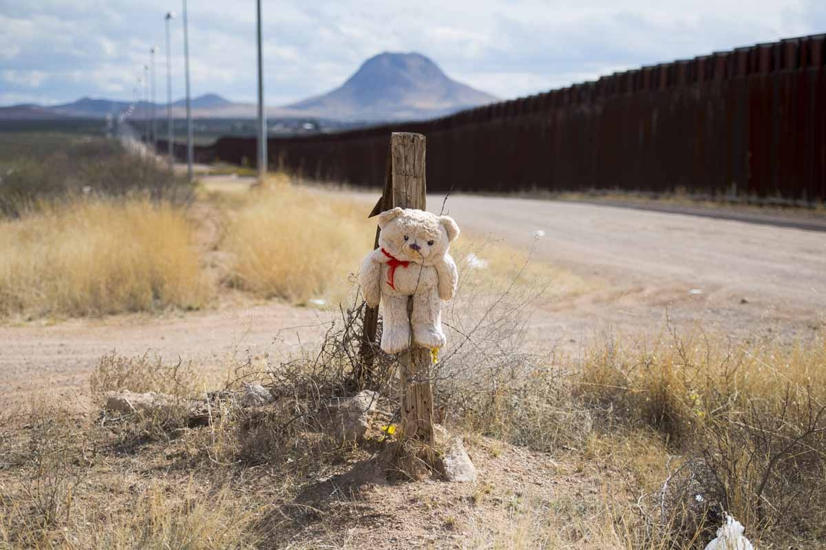 A teddy bear is tied to a post with barbed wire next tot he border fence in Douglas, Arizona, on February 18, 2017, on the US/Mexico border.