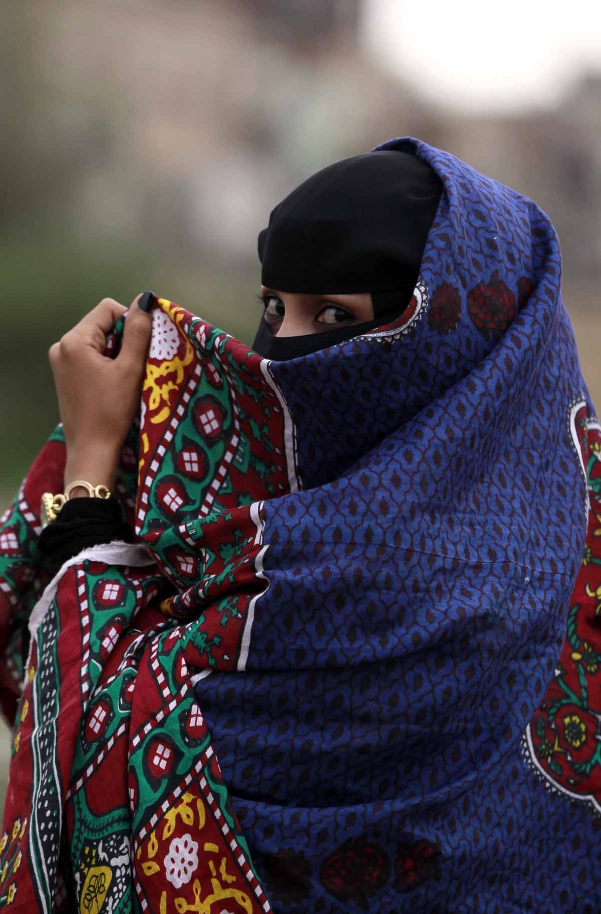 A Yemeni girl, wearing traditional outfits, poses on May 12, 2016 during a cultural festival in the old city of the capital Sanaa. / A Yemeni girl, wearing traditional outfits, poses on May 12, 2016 during a cultural festival in the old city of the capital Sanaa. /