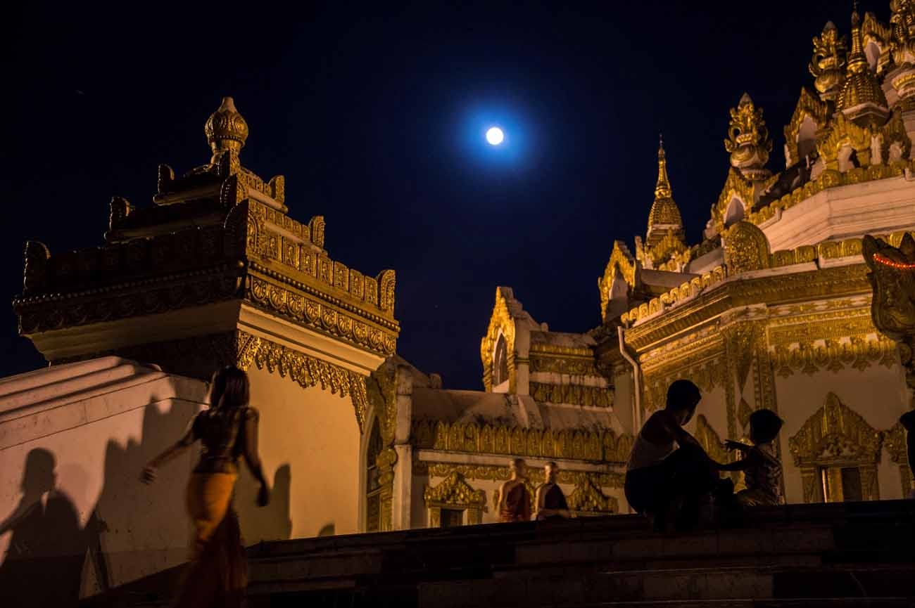 Buddhist devotees arrive at Swe Taw Myat Pagoda in Yangon under a rising supermoon on November 14, 2016 as Myanmar celebrates Tazaungdine festival, a mainly religious celebration coinciding with the appearance of super full moon.