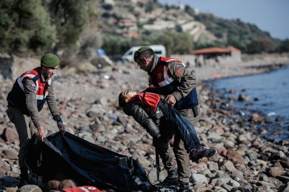 Turkish police put the body of a child into a bodybag. January 30, 2016. (AFP/Ozan Kose) Turkish police put the body of a child into a bodybag. January 30, 2016. (AFP/Ozan Kose)