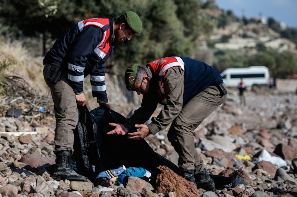 A Turkish policeman is overcome with emotion as he puts the body of a drowned refugee baby into a body bag. January 30, 2016. (AFP/Ozan Kose) A Turkish policeman is overcome with emotion as he puts the body of a drowned refugee baby into a body bag. January 30, 2016. (AFP/Ozan Kose)