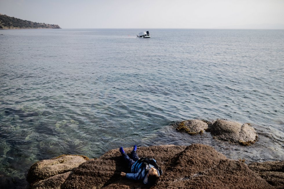The body of a drowned refugee child lies on the beach. The sunken boat is in the background. January 30, 2016. (AFP/Ozan Kose) The body of a drowned refugee child lies on the beach. The sunken boat is in the background. January 30, 2016. (AFP/Ozan Kose)