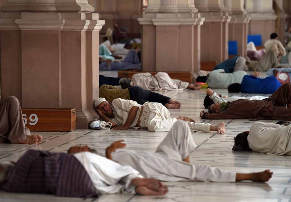 Pakistani Muslims rest at a mosque during a heatwave in Karachi on June 22, 2015 Pakistani Muslims rest at a mosque during a heatwave in Karachi on June 22, 2015