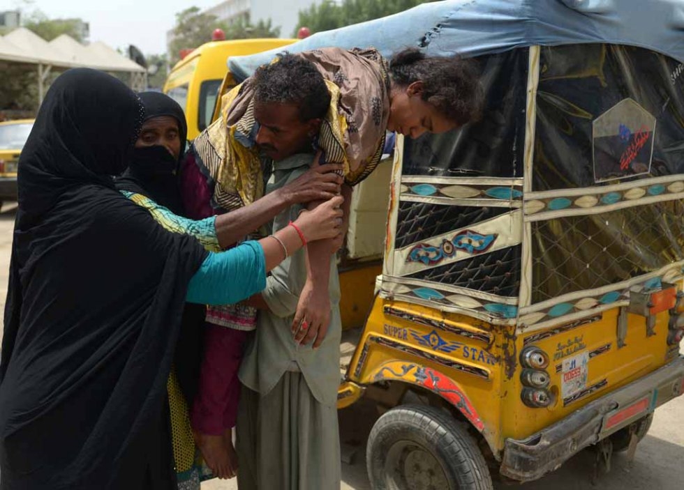 A Pakistani man carries a heatstroke victim to a hospital in Karachi on June 23, 2015 (AFP PHOTO / Rizwan TABASSUM) A Pakistani man carries a heatstroke victim to a hospital in Karachi on June 23, 2015 (AFP PHOTO / Rizwan TABASSUM)