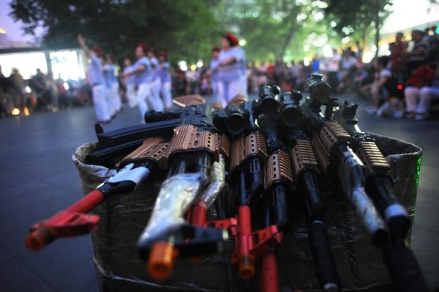 Fake guns at the Beijing dance-troupe performance. Fake guns at the Beijing dance-troupe performance.