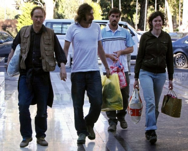 (L-R) Freed journalists Nigel Chandler of Britain, Manu Brabo of Spain, James Foley of the US and his compatriot Clare Morgana Gillis arrive at Rixos Hotel in the Libyan capital Tripoli on May 18, 2011 following their release. (AFP Photo/Mahmud Turkia) (L-R) Freed journalists Nigel Chandler of Britain, Manu Brabo of Spain, James Foley of the US and his compatriot Clare Morgana Gillis arrive at Rixos Hotel in the Libyan capital Tripoli on May 18, 2011 following their release. (AFP Photo/Mahmud Turkia)
