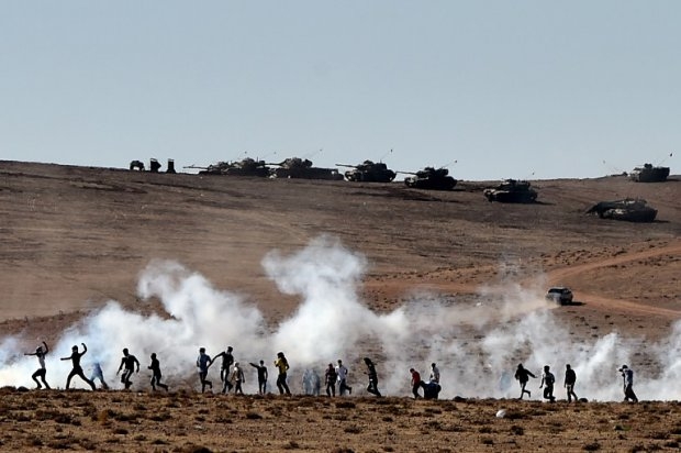 Kurdish people and the Turkish army clash near the border zone on October 7, 2014 Kurdish people and the Turkish army clash near the border zone on October 7, 2014