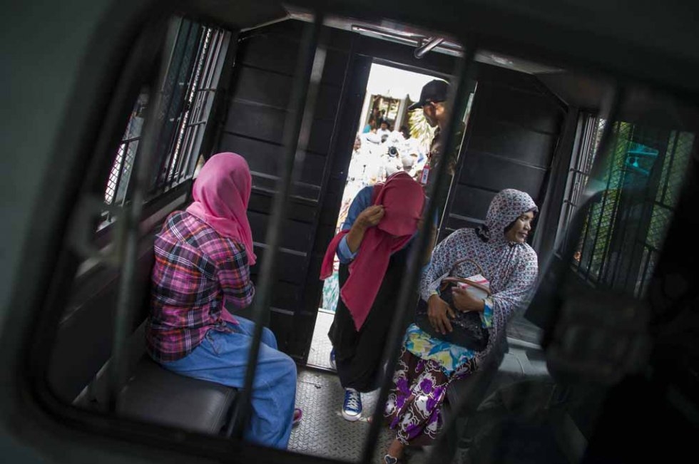 Acehnese women convicted for 'immoral acts' are seen inside a paddywagon following their punishment by public caning at a square in Banda Aceh, Aceh province, on June 12, 2015. (AFP PHOTO / Chaideer MAHYUDDIN) Acehnese women convicted for 'immoral acts' are seen inside a paddywagon following their punishment by public caning at a square in Banda Aceh, Aceh province, on June 12, 2015. (AFP PHOTO / Chaideer MAHYUDDIN)