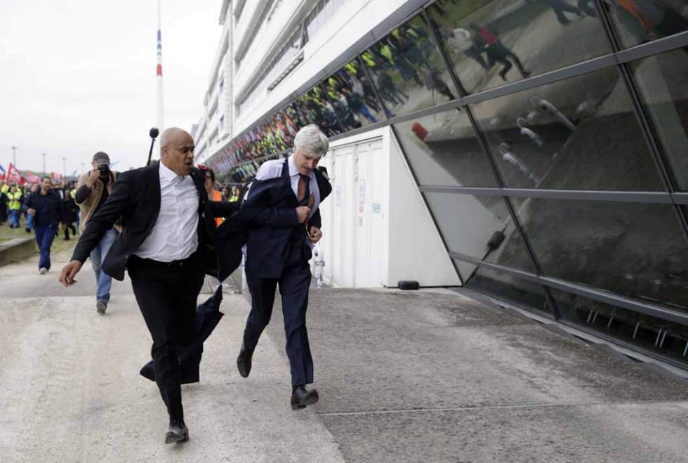 Senior Air France executive Pierre Plissonnier flees a mob of employees. Senior Air France executive Pierre Plissonnier flees a mob of employees.