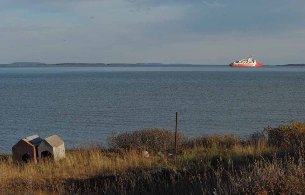The Canadian ice-breaker Amundsen is seen in the Canadian Arctic, near the Inuit hamlet of Kugluktuk, Nunavut, Canada on September 19, 2015 (AFP photo / Clément Sabourin) The Canadian ice-breaker Amundsen is seen in the Canadian Arctic, near the Inuit hamlet of Kugluktuk, Nunavut, Canada on September 19, 2015 (AFP photo / Clément Sabourin)