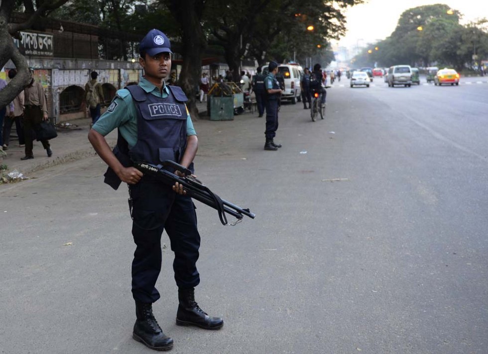 A policeman stands guard in Dhaka after executions of two opposition leaders. November, 2015. A policeman stands guard in Dhaka after executions of two opposition leaders. November, 2015.