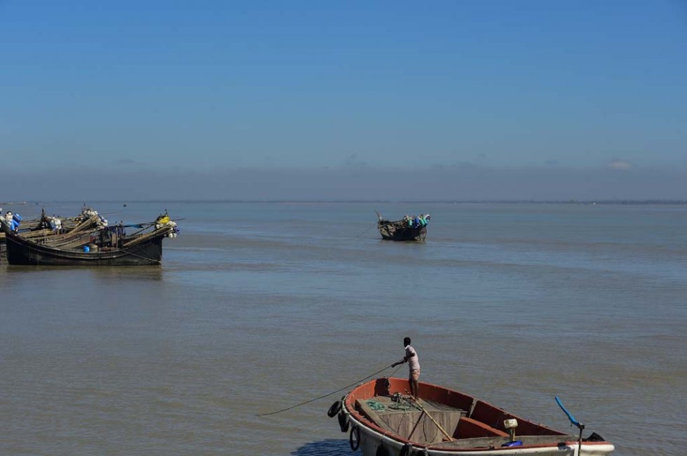 Fishermen fish off Kutubdia. November, 2015. Fishermen fish off Kutubdia. November, 2015.