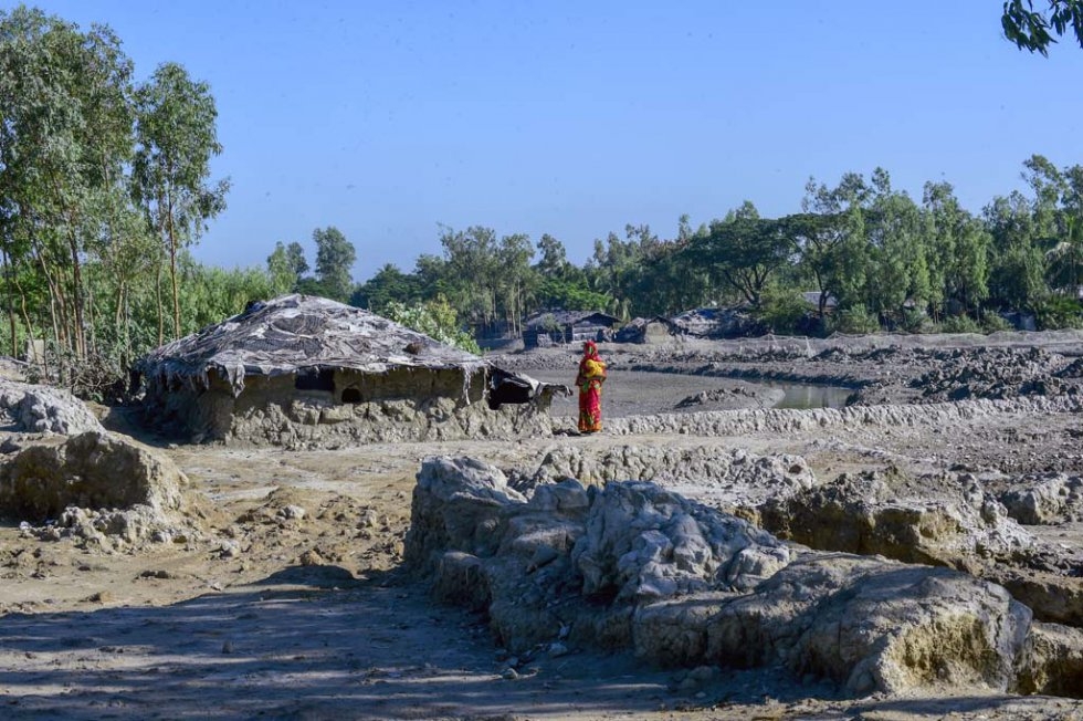 A villager stands next to her house in Kutubdia. November, 2015. A villager stands next to her house in Kutubdia. November, 2015.