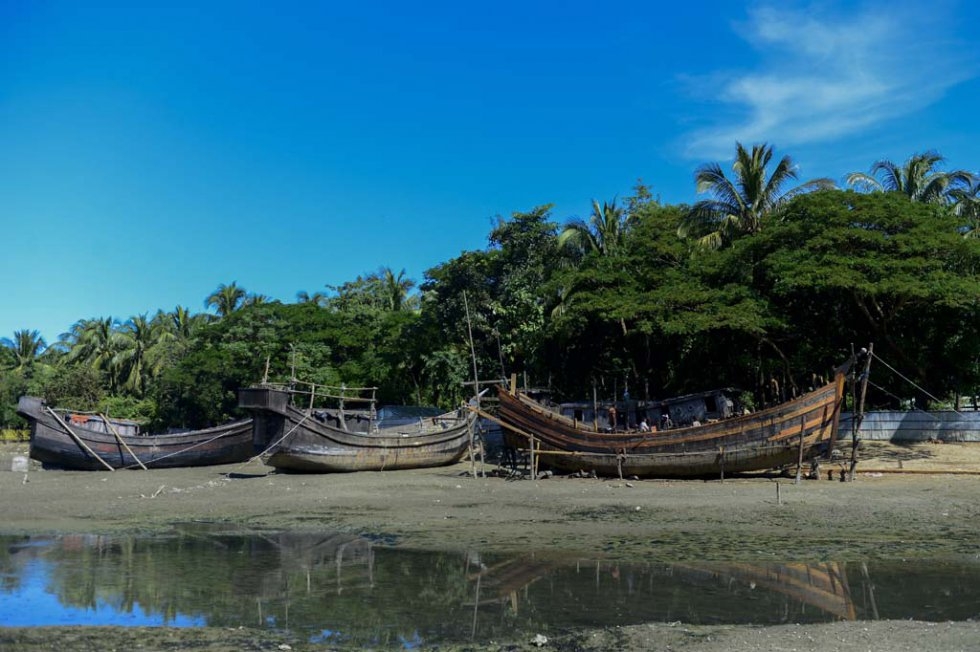 Labourers work on boats in Cox's Bazar, where many of the climate refugees from Kutubdia have resettled. Labourers work on boats in Cox's Bazar, where many of the climate refugees from Kutubdia have resettled.