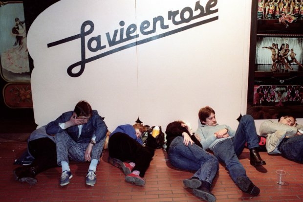 Tired East German rest in front of the cabaret 'La vie en rose' on Kurfurstendamm, on November 12, 1989 (AFP Photo / Gilles Leimdorfer) Tired East German rest in front of the cabaret 'La vie en rose' on Kurfurstendamm, on November 12, 1989 (AFP Photo / Gilles Leimdorfer)