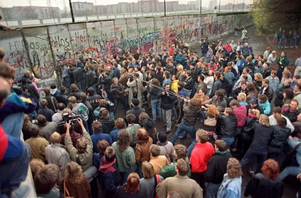 Berliners demolish a section of the wall in order to open a new crossing point between the East and the West early 11 November 1989 (AFP Photo / Gerard Malie) Berliners demolish a section of the wall in order to open a new crossing point between the East and the West early 11 November 1989 (AFP Photo / Gerard Malie)