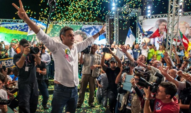 Aecio Neves gestures during a campaign rally in Belo Horizonte on October 22, 2014 Aecio Neves gestures during a campaign rally in Belo Horizonte on October 22, 2014