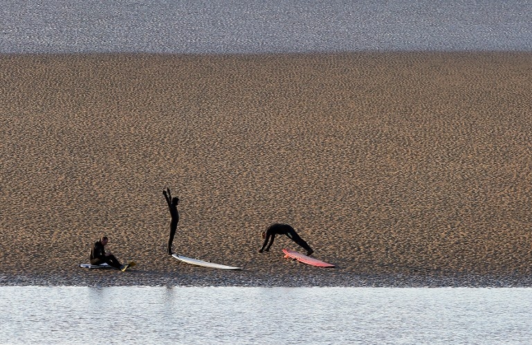 BRITAIN-HIGH-TIDE-WAVE-SURF BRITAIN-HIGH-TIDE-WAVE-SURF
