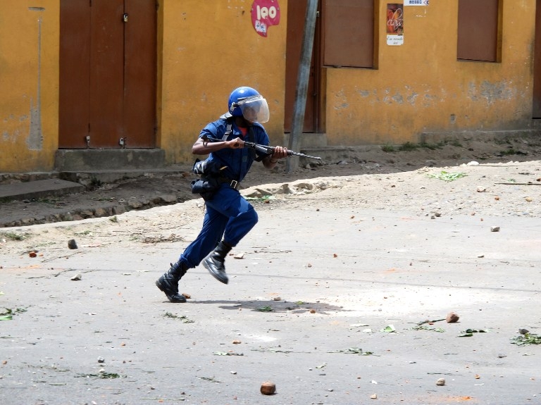 A policeman runs during clashes with protesters in Bujumbura on May 4, 2015 A policeman runs during clashes with protesters in Bujumbura on May 4, 2015