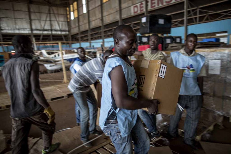 Election commission workers with voting materials in Bangui. December, 2015. Election commission workers with voting materials in Bangui. December, 2015.