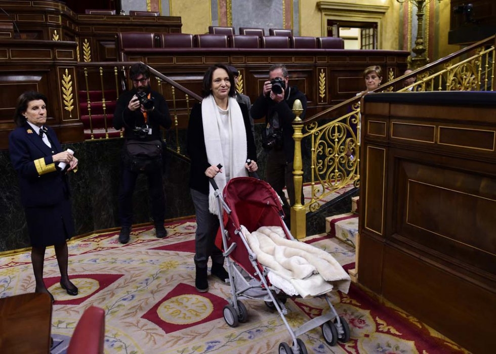 An unexpected arrival at parliament session. An unexpected arrival at parliament session.