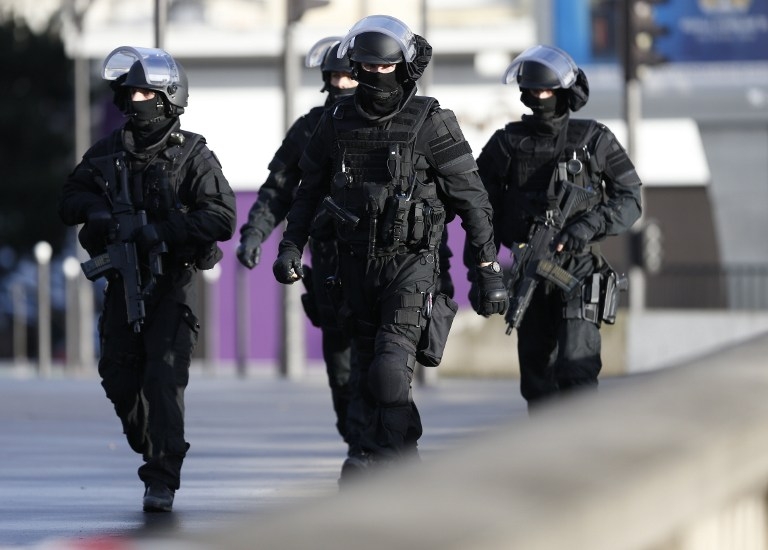 Police above the Paris ring road in Porte de Vincennes on January 9, 2015 Police above the Paris ring road in Porte de Vincennes on January 9, 2015