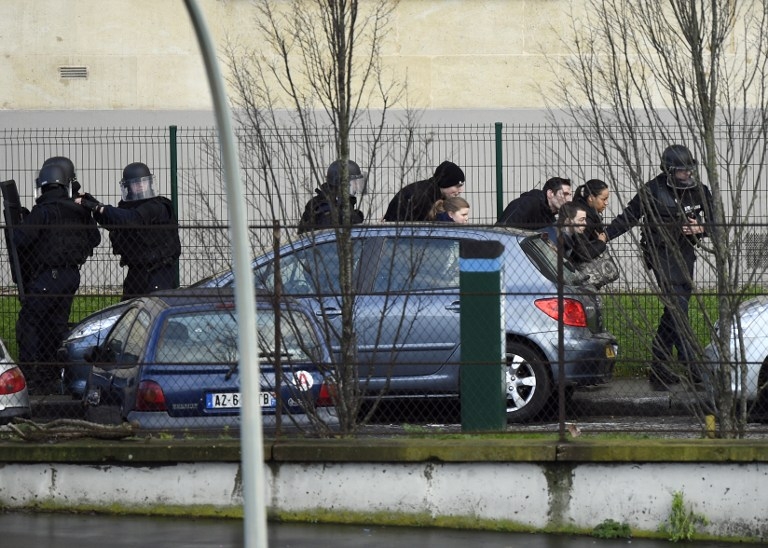 Residents being evacuated during the Porte de Vincennes hostage siege on January 9, 2015 Residents being evacuated during the Porte de Vincennes hostage siege on January 9, 2015