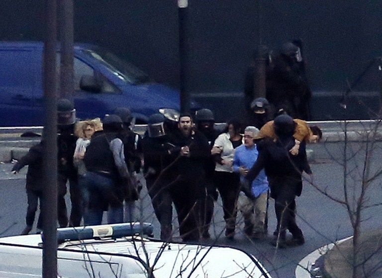 Special forces evacuate hostages in Porte de Vincennes, Paris, on January 9, 2015 Special forces evacuate hostages in Porte de Vincennes, Paris, on January 9, 2015