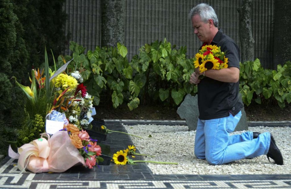 Popeye kneels at Escobar's grave. December, 2015. Popeye kneels at Escobar's grave. December, 2015.