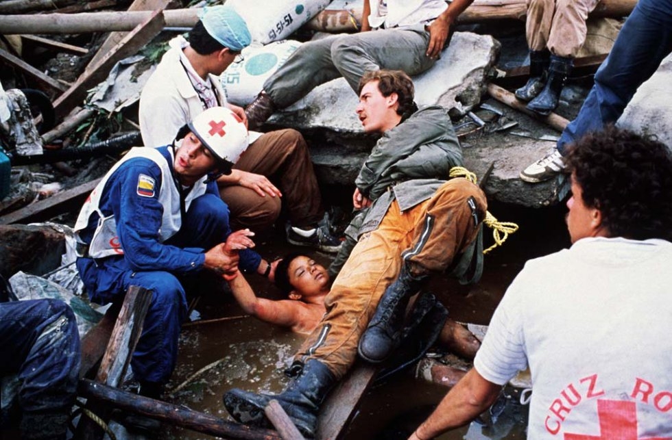 Rescuers with Omayra Sanchez. Rescuers with Omayra Sanchez.