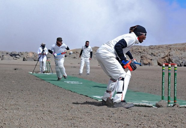 Cricketers play on September 26, 2014 on the ice-covered crater of the Kilimanjaro mountain, Tanzania (AFP Photo / Peter Martell) Cricketers play on September 26, 2014 on the ice-covered crater of the Kilimanjaro mountain, Tanzania (AFP Photo / Peter Martell)