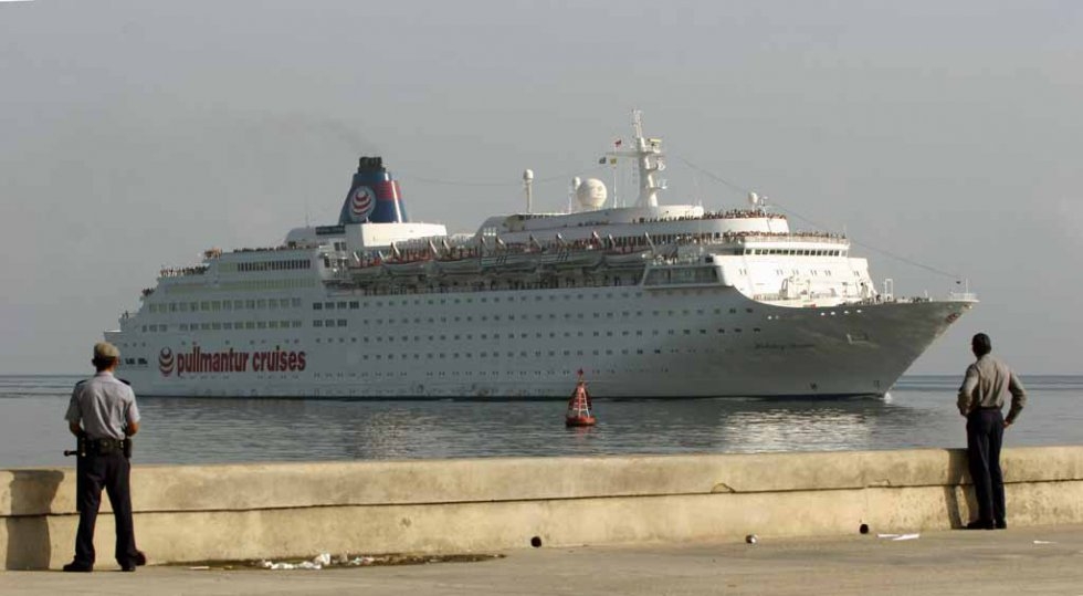 A cruise arrives in Havana's harbor, 2006. A cruise arrives in Havana's harbor, 2006.