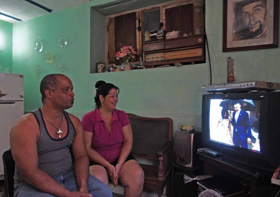 Cubans watch Obama arrive on March 20, 2016. Cubans watch Obama arrive on March 20, 2016.