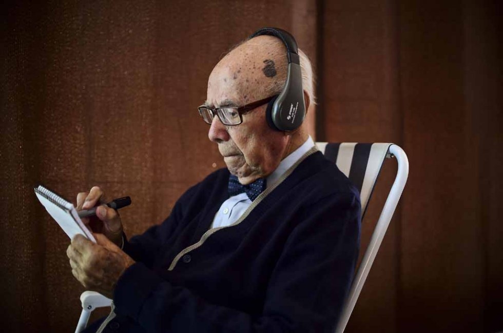 Sharp as ever, Don Neto takes notes on the latest bullfight. Sharp as ever, Don Neto takes notes on the latest bullfight.