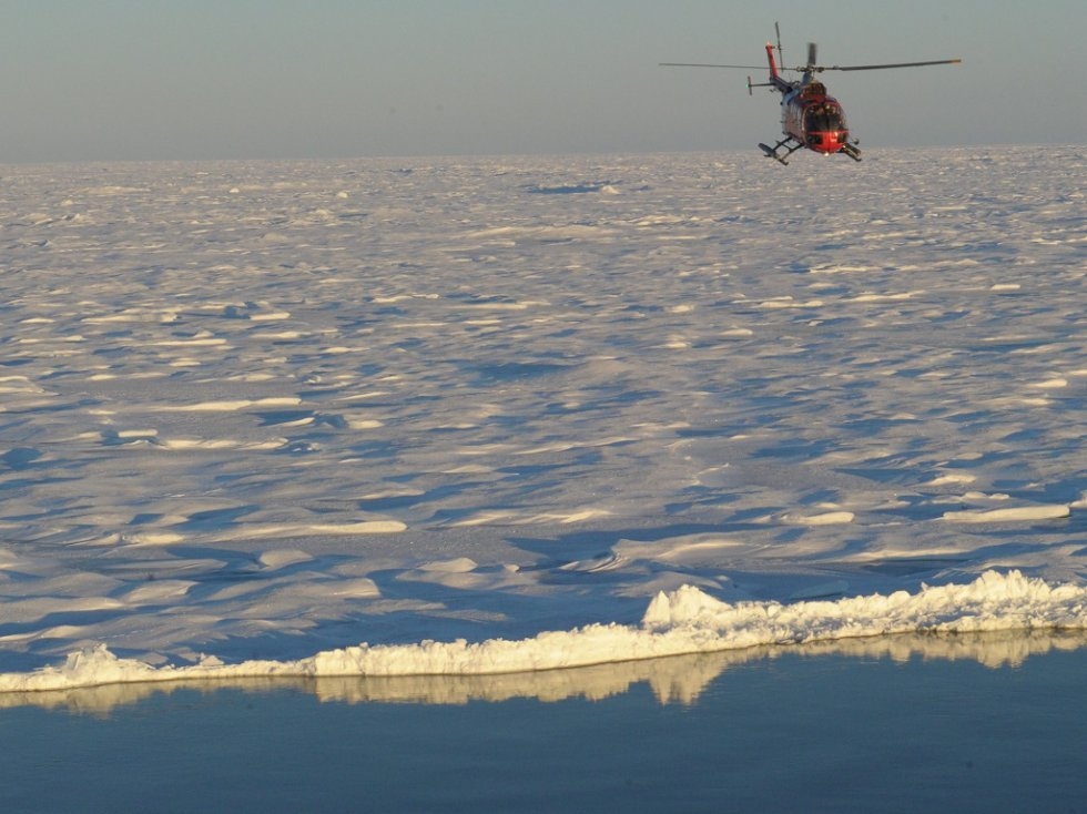A helicopter takes Amundsen scientists onto the ice floes A helicopter takes Amundsen scientists onto the ice floes