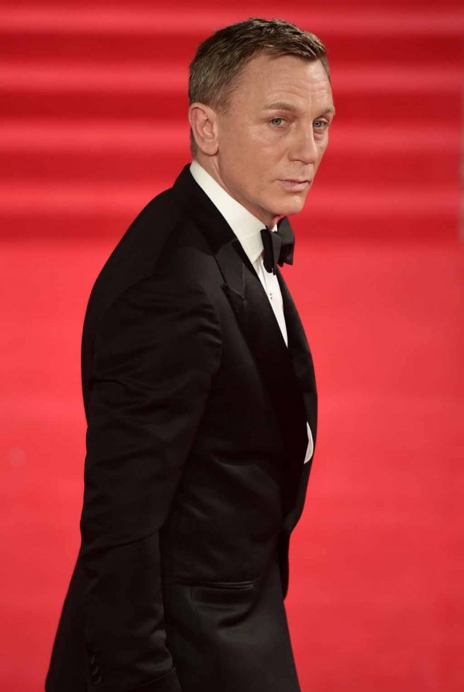 Daniel Craig steals a glance at the photographers at the premiere. Daniel Craig steals a glance at the photographers at the premiere.