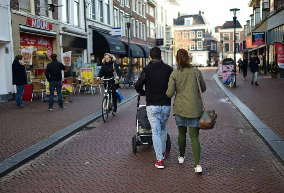 Ahmad and Alia head to their favourite kebab place. Ahmad and Alia head to their favourite kebab place.