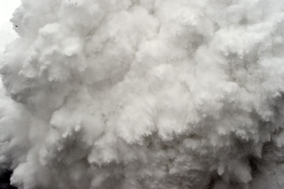A cloud of snow and debris triggered by an earthquake flies towards Everest Base Camp on April 25, 2015 (AFP / Roberto Schmidt) A cloud of snow and debris triggered by an earthquake flies towards Everest Base Camp on April 25, 2015 (AFP / Roberto Schmidt)