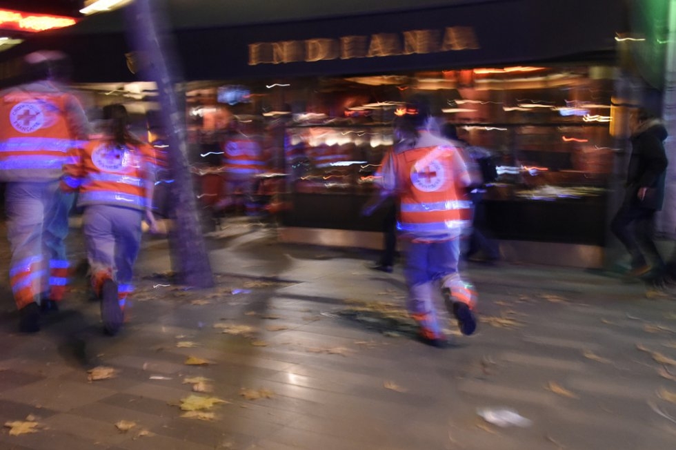 Rescue workers arrive on the scene. Rescue workers arrive on the scene.