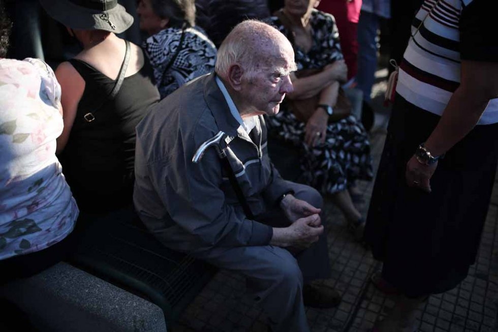 Pensioners wait outside a national bank branch in Thessaloniki on July 3, 2015 Pensioners wait outside a national bank branch in Thessaloniki on July 3, 2015