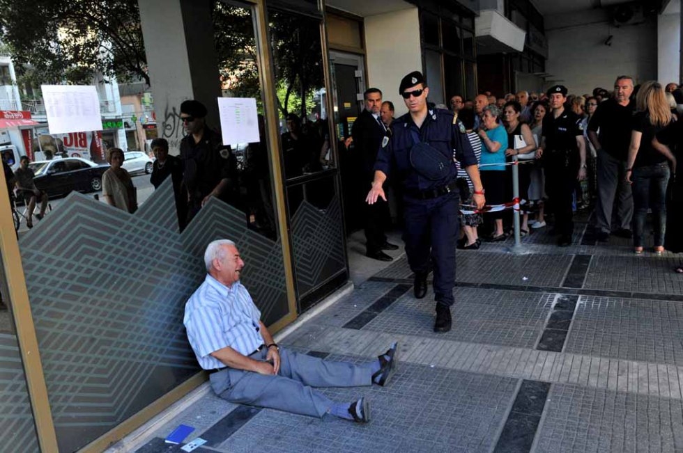 A July 3, 2015 photograph shows Greek pensioner Giorgos Chatzifotiadis crying outside a national bank branch in Thessaloniki (AFP PHOTO /SAKIS MITROLIDIS) A July 3, 2015 photograph shows Greek pensioner Giorgos Chatzifotiadis crying outside a national bank branch in Thessaloniki (AFP PHOTO /SAKIS MITROLIDIS)