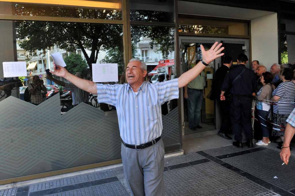A July 3, 2015 photograph shows Greek pensioner Giorgos Chatzifotiadis gesturing outside a national bank branch in Thessaloniki (AFP PHOTO /SAKIS MITROLIDIS) A July 3, 2015 photograph shows Greek pensioner Giorgos Chatzifotiadis gesturing outside a national bank branch in Thessaloniki (AFP PHOTO /SAKIS MITROLIDIS)