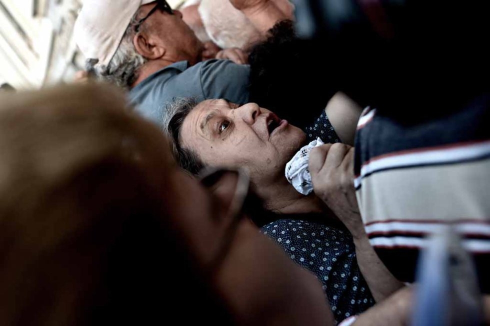 Pensioners queue outside a national Bank branch, as banks only opened for the retired to allow them to cash up to 120 euros in Athens on July 1, 2015 (AFP PHOTO / ARIS MESSINIS) Pensioners queue outside a national Bank branch, as banks only opened for the retired to allow them to cash up to 120 euros in Athens on July 1, 2015 (AFP PHOTO / ARIS MESSINIS)