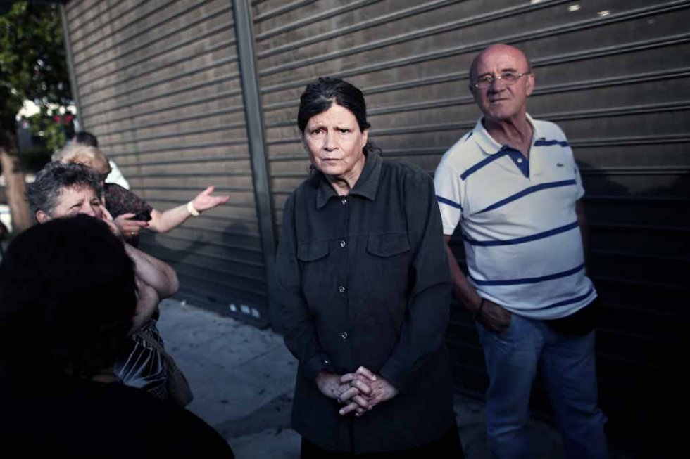 Pensioners queue outside a national Bank branch, as Greece reopened banks for pensioners who do not use cash cards for ATM, to allow them to withdraw their pension with a limit of 120 euros, in Athens on July 1, 2015 ( AFP PHOTO / ANGELOS TZORTZINIS) Pensioners queue outside a national Bank branch, as Greece reopened banks for pensioners who do not use cash cards for ATM, to allow them to withdraw their pension with a limit of 120 euros, in Athens on July 1, 2015 ( AFP PHOTO / ANGELOS TZORTZINIS)