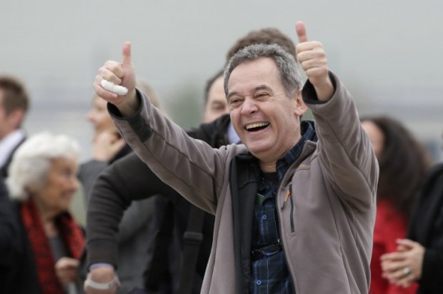 Didier Francois, one of four French journalists taken hostage in Syria last year, upon their arrival at the Villacoublay air base near Paris on April 20, 2014 ( AFP PHOTO / KENZO TRIBOUILLARD) Didier Francois, one of four French journalists taken hostage in Syria last year, upon their arrival at the Villacoublay air base near Paris on April 20, 2014 ( AFP PHOTO / KENZO TRIBOUILLARD)
