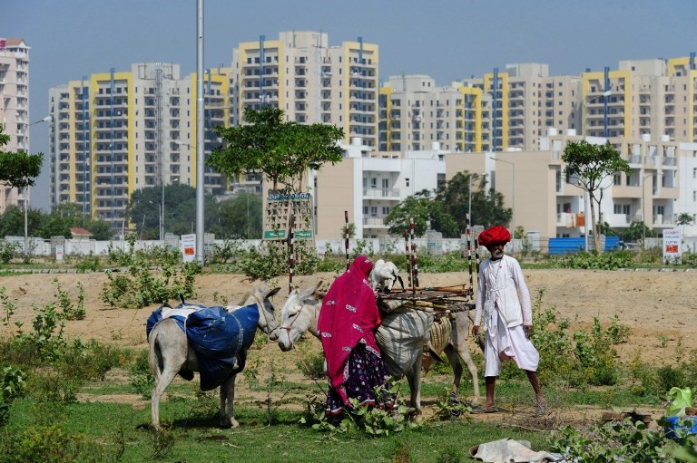 Indian nomadic shepherds pack to move camp on the outskirts of Faridabad on March 22, 2015 Indian nomadic shepherds pack to move camp on the outskirts of Faridabad on March 22, 2015