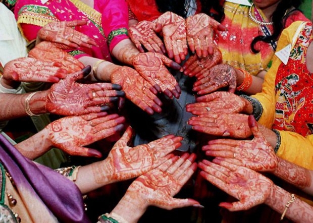 Young Indian women show off their palms decorated with a paste known as 'Mehndi' during a contest in New Delhi (AFP PHOTO / RAVEENDRAN) Young Indian women show off their palms decorated with a paste known as 'Mehndi' during a contest in New Delhi (AFP PHOTO / RAVEENDRAN)