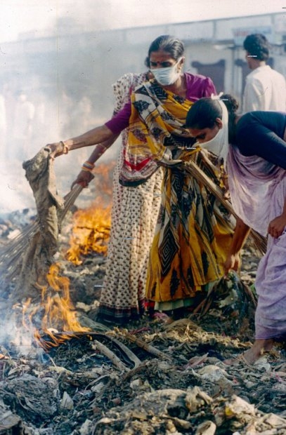 Indian women set fire to rubbish in an area affected by pneumonic plague in Surat, some 240 miles north of Mumbai on September 26, 1994. Some 60 people died in the epidemic in the western Indian city. (AFP PHOTO/RAVEENDRAN) Indian women set fire to rubbish in an area affected by pneumonic plague in Surat, some 240 miles north of Mumbai on September 26, 1994. Some 60 people died in the epidemic in the western Indian city. (AFP PHOTO/RAVEENDRAN)