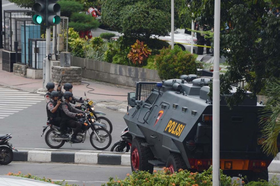 Police outside Starbucks. (AFP/Romeo Gacad) Police outside Starbucks. (AFP/Romeo Gacad)