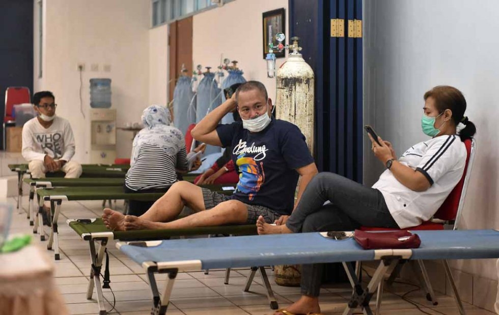 People take advantage of free fresh oxygen provided by a local hospital in Palangkaraya in late October. People take advantage of free fresh oxygen provided by a local hospital in Palangkaraya in late October.